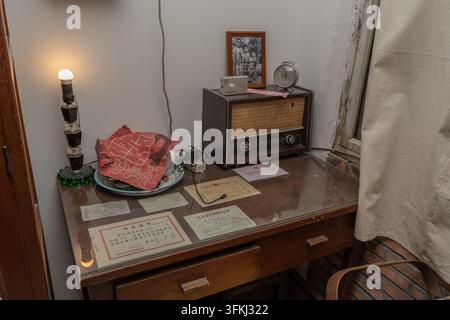 Vintage-Holzkastenradio und Tischlampe auf einem alten Schreibtisch Stockfoto
