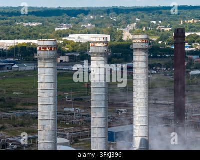 Luftbild von großen Industrie-Kraftwerksschornsteinen im Betrieb Stockfoto