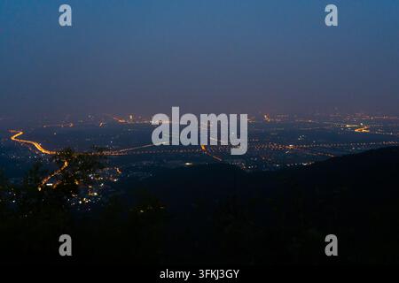 Blick vom Gipfel des Xiangshan auf die Nachtbeleuchtung der Stadtbezirke von Peking Stockfoto
