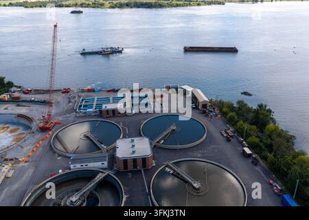 Hohe Blickwinkelaufnahme einer Wasseraufbereitungsanlage mit Industriebehältern Stockfoto