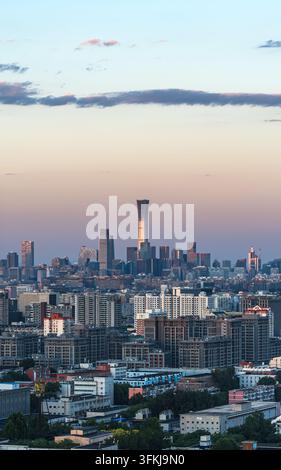Vertikale Aufnahme der Skyline von Peking in der Dämmerung Stockfoto