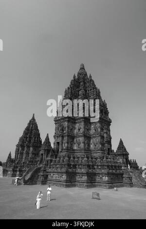 Tempelkomplex Prambanan in Yogyakarta, Indonesien, mit dem hoch aufragenden Shiva-Tempel und kunstvoller hinduistischer Architektur in Schwarz-Weiß. Stockfoto