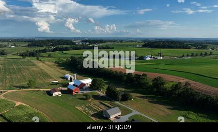 Luftbild von Lancaster County, Pennsylvania, mit Farmland. Haus, Scheune und Gebäude auf einer Amish-Farm. Sanfte Hügel mit grünen Feldern im Sommer. Luftaufnahme, Rapho Stockfoto