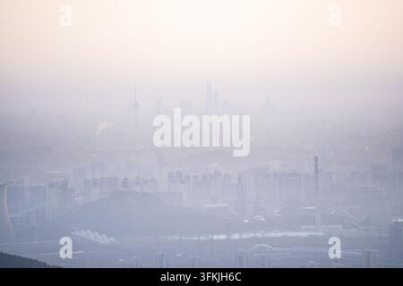 Luftaufnahme von Beijing Shougang und CBD-Skyline im Morgennebel aus großer Höhe Stockfoto