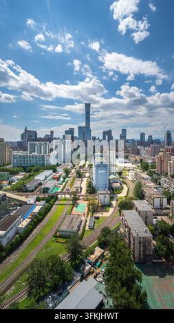 Luftbild mit vertikaler Aufnahme des CITIC-Turms im Beijing CBD mit blauem Himmel und weißen Wolken, städtlicher Stadt-Hintergrund Stockfoto