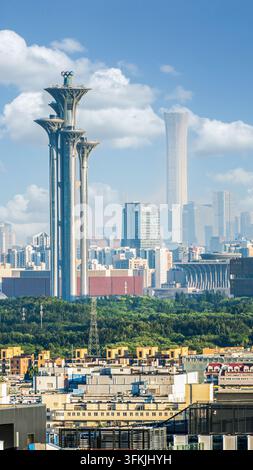 Vertikale Aufnahme des Beijing Olympic Tower mit Aussicht Stockfoto