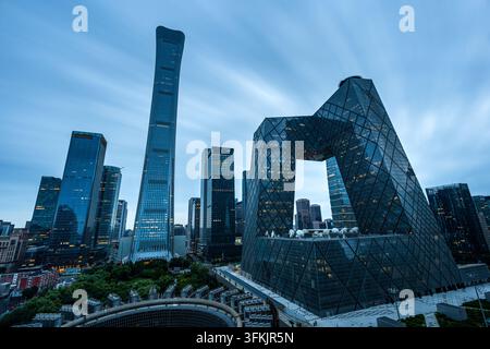 Vertikale Aufnahme der Skyline von Beijing CBD bei Nacht, Langzeitbelichtungsstapel Stockfoto