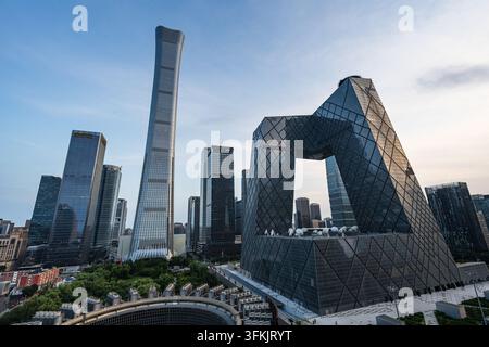 Vertikale Aufnahme der Beijing-CBD-Skyline bei Nacht mit CITIC-Turm Stockfoto