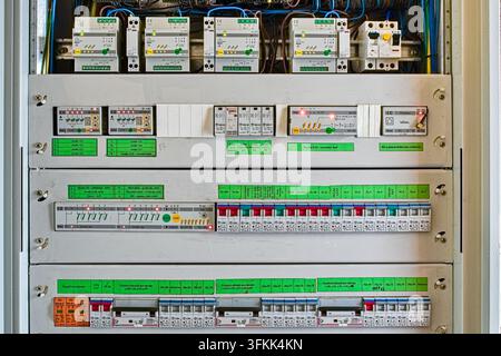 Nahaufnahme von interner elektrischer Verkabelung, Leistungsschaltern und Relais in einem Schaltschankgehäuse in Bratislava, Slowakei, am 25. September 2026 Stockfoto