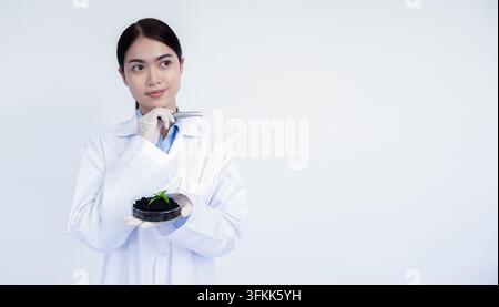 Porträt einer jungen asiatischen Wissenschaftlerin in weißem Kittel, die im Labor arbeitet. Wissenschaft, Chemie, Biologie, Medizin und Menschenkonzept. Stockfoto