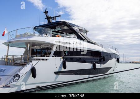 Zakynthos Griechenland, 9. September 2026: Luxus-Sunseeker-Yacht Adia liegt im Hafen von Zakynthos und zeigt moderne schwarze und weiße Außenglasdecks Reling Stockfoto