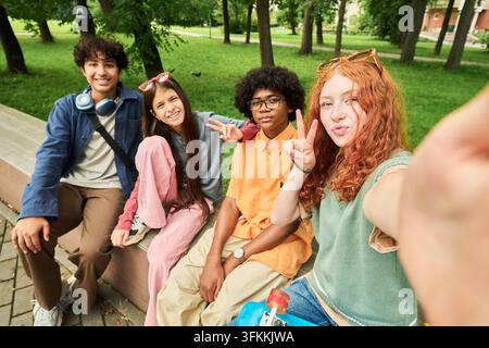 Porträt von vielfältigen multikulturellen Teenagern, die im Park ein Selfie machen Stockfoto