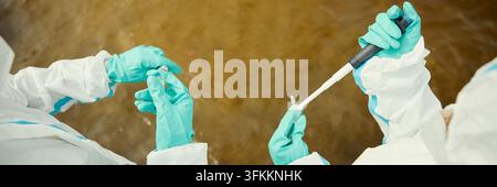 Kopfzeile von Umweltwissenschaftlern, die Flusswasserproben mit einer Pipette sammeln Stockfoto