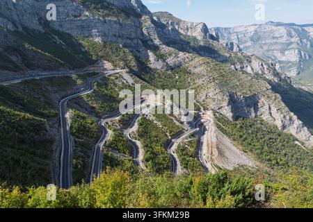 Luftaufnahme einer kurvenreichen Bergstraße (SH 21) im Bezirk Shkodër, Albanien. Stockfoto