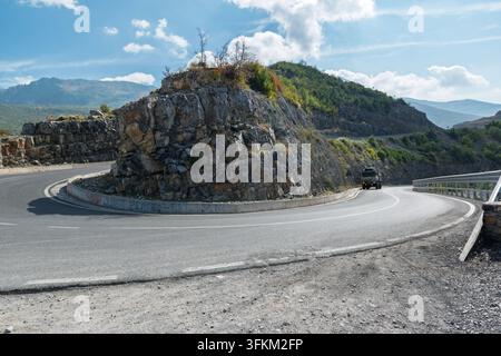 Eine der Haipin-Kurven mit einem vorfahrenden Campertruck auf der kurvenreichen SH 21 Bergstraße im Bezirk Shkodër, Albanien. Stockfoto