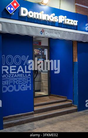 dominos Pizza-Restaurant-Fassade bei Nacht  Stockfoto