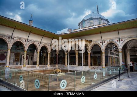 Istanbul, Türkei – 28. August 2026: Osmanische architektonische Merkmale des Hofes des Topkapi-Palastes mit gewölbten Dächern, Bögen und Glasgeländern sichtbar in t Stockfoto