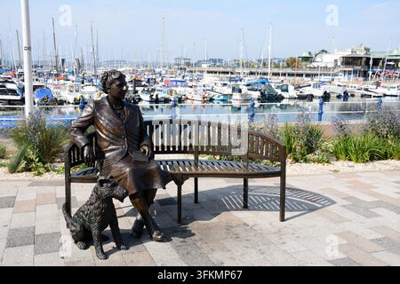 Agatha-Christie-Denkmal am Kai mit dem Yachthafen im Hintergrund, Torquay, Devon, UK, Europa. Stockfoto