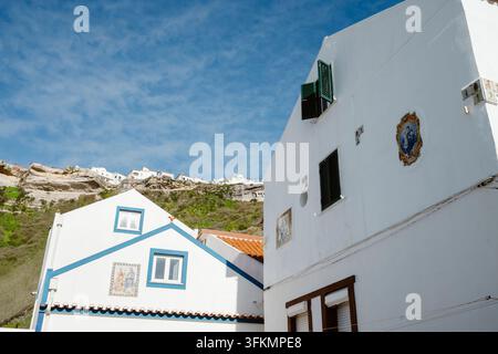 Schöne traditionelle Gebäude in Nazaré, Portugal Stockfoto