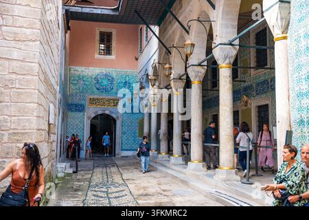 Istanbul, Türkei – 28. August 2026: Besucher bewundern die detaillierte Fliesenarbeit und die Säulen im Innenhof des Topkapi-Palastes, einer historischen Stätte in Istanbul Stockfoto