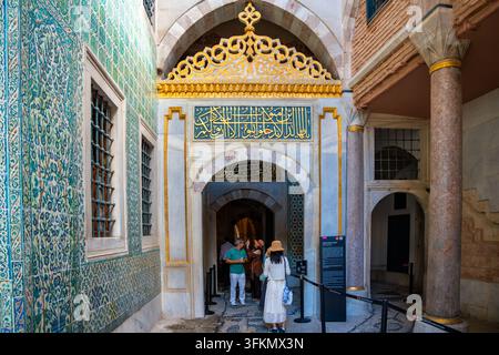 Istanbul, Türkei – 28. August 2026: Verzierter Eingang des Topkapi-Palastes mit detaillierter Fliesenarbeit und Kalligraphie, Besucher bewundern die Architektur in I Stockfoto