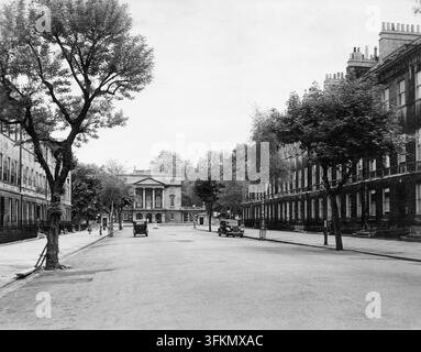 Das Holburne Museum von der Great Pulteney Street, Bath, Somerset, ca. 1955. Das unter Denkmalschutz der Klasse I stehende Gebäude (früher bekannt als das Holburne of Menstrie Museum und das Holburne Museum of Art) beherbergt feine und dekorative Kunst, die um die Sammlung von Sir William Holburne herum gebaut wurde. Es befindet sich in den Sydney Pleasure Gardens. Stockfoto