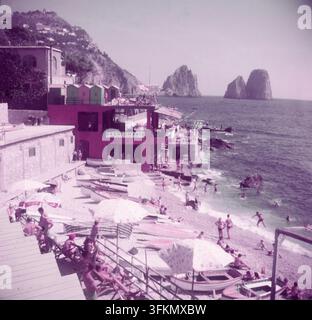 Marina Piccola, Capri, Italien, ca. 1955. Bagni da Maria, Ristorante Bar. In der Ferne sind die Faraglioni di Capri, drei kleine Felsformationen im Golf von Neapel. Stockfoto