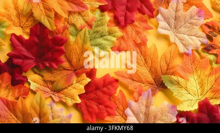 Nahtlose Herbst-Ahornblätter-Texturhintergrund Flachlage Oberblicksansicht Stockfoto