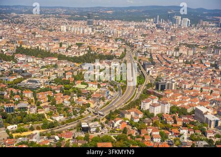 Luftbild der städtischen Landschaft mit Autobahnen, Wohnhäusern und Grünflächen in einer geschäftigen Stadtumgebung in Istanbul, Türkei Stockfoto