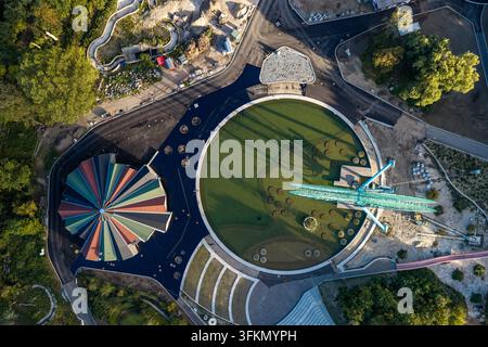 Luftbild des Spreeparks in Berlin mit einem farbenfrohen Karusselldach, einem großen runden Platz und einem Riesenrad, umgeben von üppigem Grün Stockfoto
