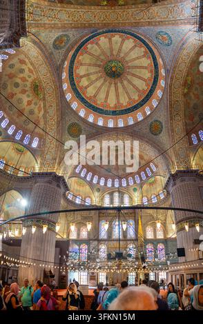 Istanbul, Türkei – 28. August 2026: Innenansicht der Hagia Sophia in Istanbul mit kunstvollen Mosaiken, gewölbter Decke und Besuchern beim Erkunden Stockfoto