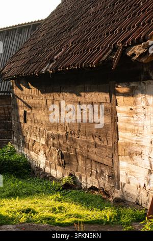 Sonnige Seite einer alten historischen Holzscheune Stockfoto