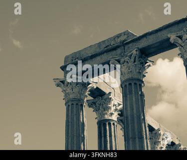 Alte korinthische Säulen des römischen Tempels der Diana in Évora, Portugal Stockfoto