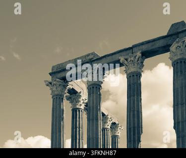 Der majestätische römische Tempel von Évora, eine atemberaubende antike Ruine in Portugal. Stockfoto