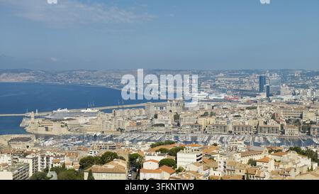 MARSEILLE, FRANKREICH - 16. SEPTEMBER 2026 - Stadtbild von Marseille zeigt den historischen Alten Hafen, viele Boote, Gebäude und das Mittelmeer Stockfoto
