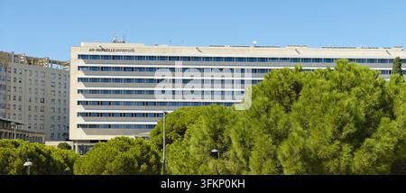 MARSEILLE, FRANKREICH - 16. SEPTEMBER 2026 - Aix Marseille Universite-Gebäude mit grünen Bäumen in Marseille, Frankreich Stockfoto
