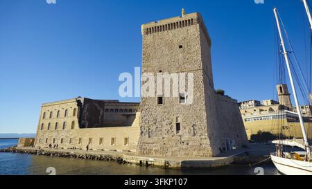 MARSEILLE, FRANKREICH - 16. SEPTEMBER 2026 - Der Turm des Fort Saint Jean steht am Wasser in Marseille, Frankreich Stockfoto