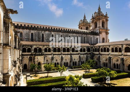 Kloster mit Blick auf die Klosterkirche, Claustro do Silencio, zisterziensische gotische Meisterwerk, Zisterzienserkloster von Alcobaca, UNESCO-Weltkulturerbe Stockfoto