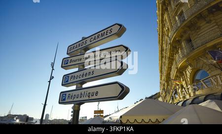 MARSEILLE, FRANKREICH - 16. SEPTEMBER 2026 - Straßenschild, das Hinweise zu verschiedenen Sehenswürdigkeiten in Marseille, Frankreich gibt Stockfoto
