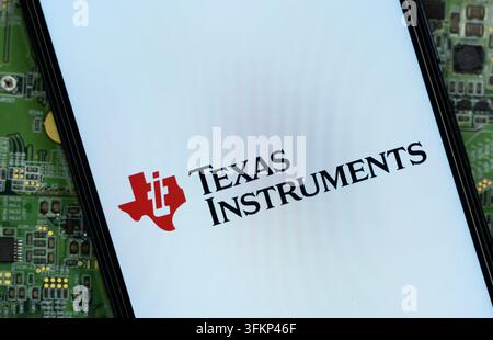 Dallas, Vereinigte Staaten - 24. September 2026: Nahaufnahme des Texas Instruments-Logos auf einem Smartphone-Bildschirm Stockfoto