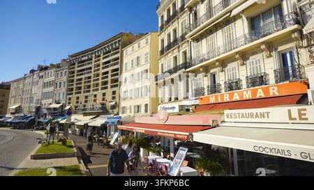 MARSEILLE, FRANKREICH - 16. SEPTEMBER 2026 - Gebäude und Straßenrestaurants säumen den historischen Hafen in Marseille, Frankreich Stockfoto
