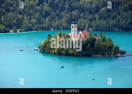 Luftaufnahme der Kirche am See in Bled, Slowenien Stockfoto