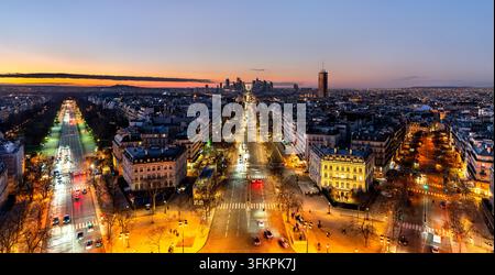 Luftbild der Pariser Stadtstraßen und der Skyline von La Défense in der Dämmerung vom Arc de Triomphe in Frankreich Stockfoto