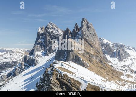 Schnee bedeckt die Berggipfel der Seceda in den Dolomiten während des Winters. Besucher genießen die Winterlandschaft in dieser italienischen Alpenregion. Stockfoto