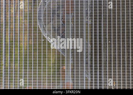 Industrieller Stahlgitterrost mit rechteckigem Rastermuster Stockfoto