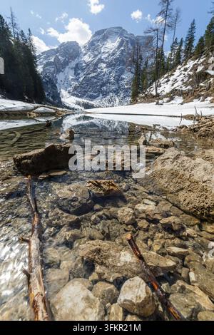 Sees Braies in den Dolomiten, Italien, mit schneebedeckten Bergen und klarem Wasser, das die Landschaft im Winter reflektiert. Stockfoto
