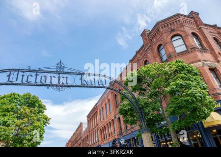 Charlottetown Prince Edward Island PEI Kanada, Downtown Victoria Row, Eingangsbogen, dekoratives Eisenschild, 1892 Block, historisches Backsteingebäude, Erbebogen Stockfoto