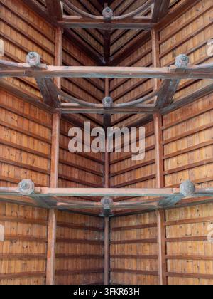 20. September 2026, Loweswater, Vereinigtes Königreich. Eine kunstvolle Holzdeckenstruktur mit geometrischen Mustern und freiliegenden Balken erzeugt ein Gefühl von ar Stockfoto