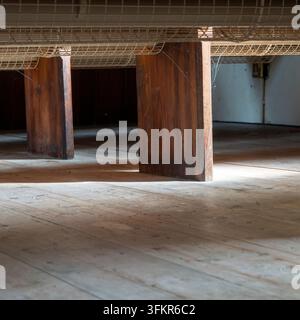 20. September 2026, Loweswater, Vereinigtes Königreich. Sonnenlicht strömt über einen verwitterten Holzboden und beleuchtet die Unterseite einer Stütze Stockfoto