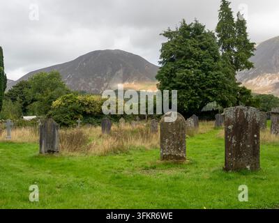 20. September 2026, Loweswater, Vereinigtes Königreich. Eine stimmungsvolle Ansicht eines alten Friedhofs mit verwitterten Grabsteinen vor dem Hintergrund von sanften Hügeln Stockfoto